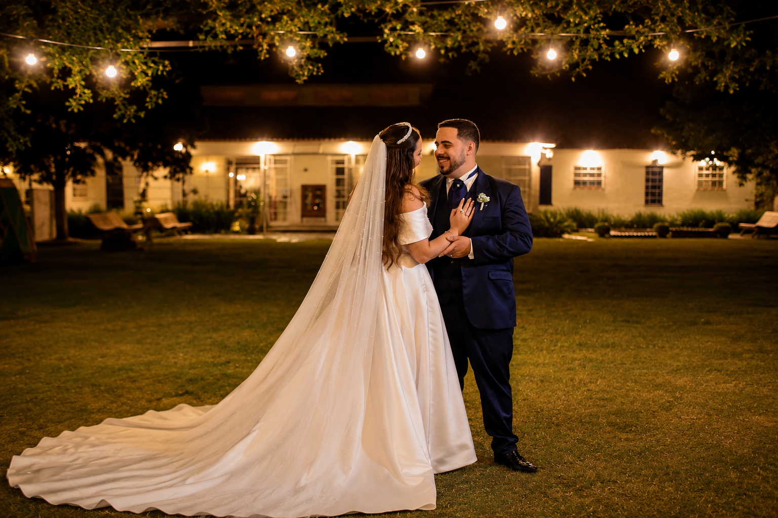 Casal em cerimônia noturna ao ar livre