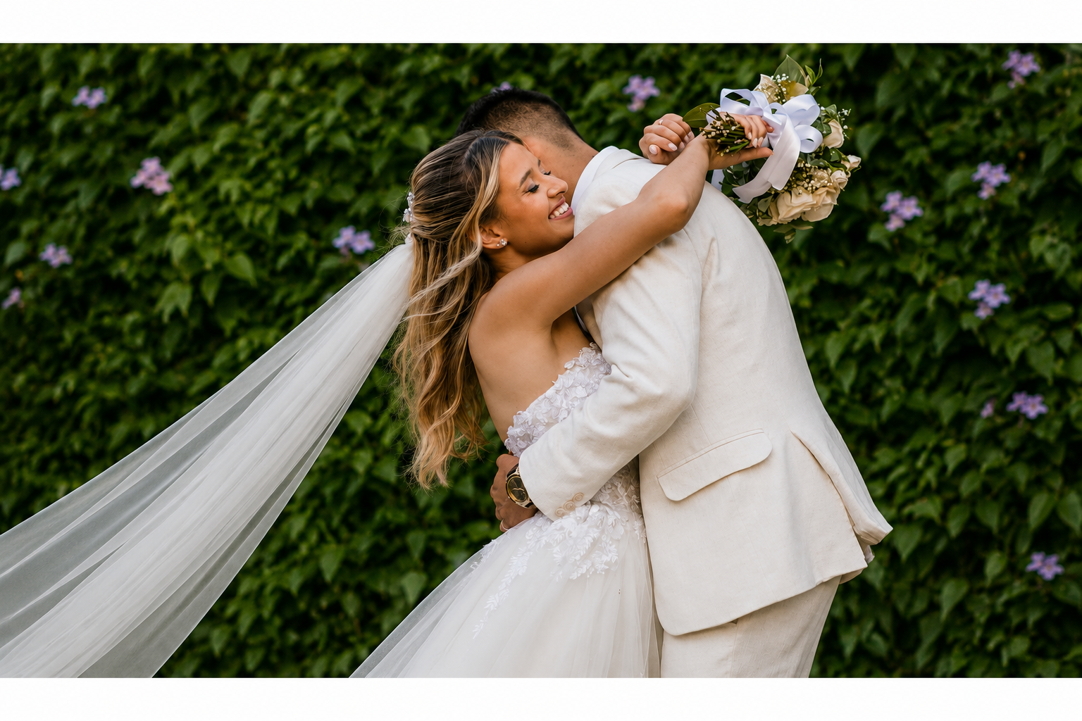 Casal abraçado em jardim verde